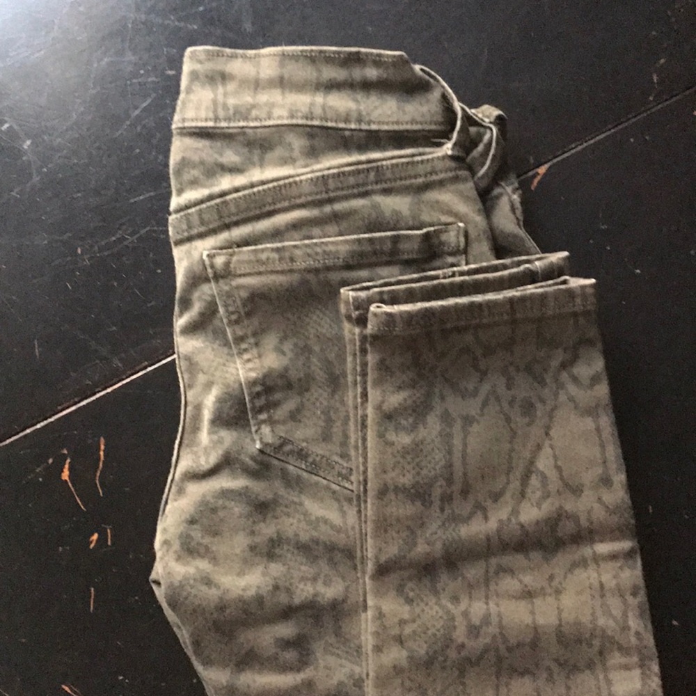 Old navy rockstar jean green python sz 0